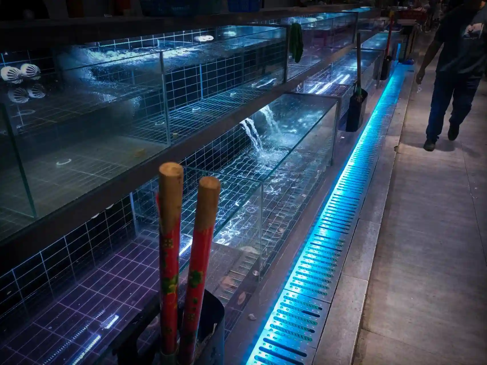 商超鱼缸-四川省成都大润发发到家超市天府美岸店